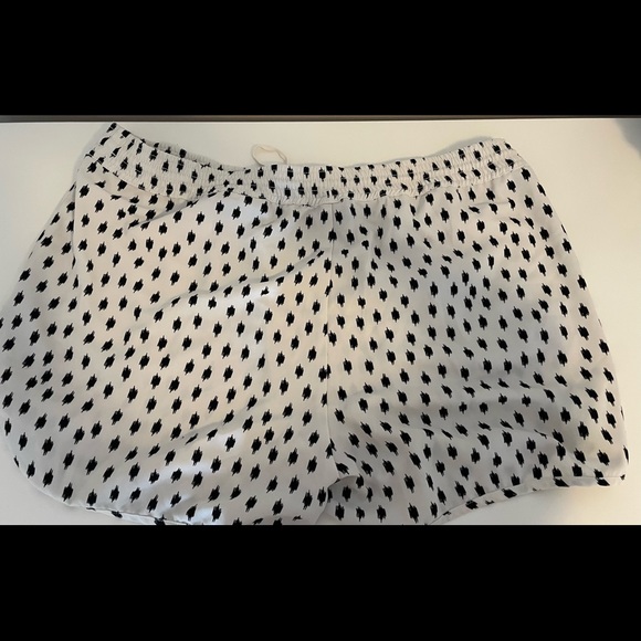 Banana Republic black and white shorts - Picture 2 of 4